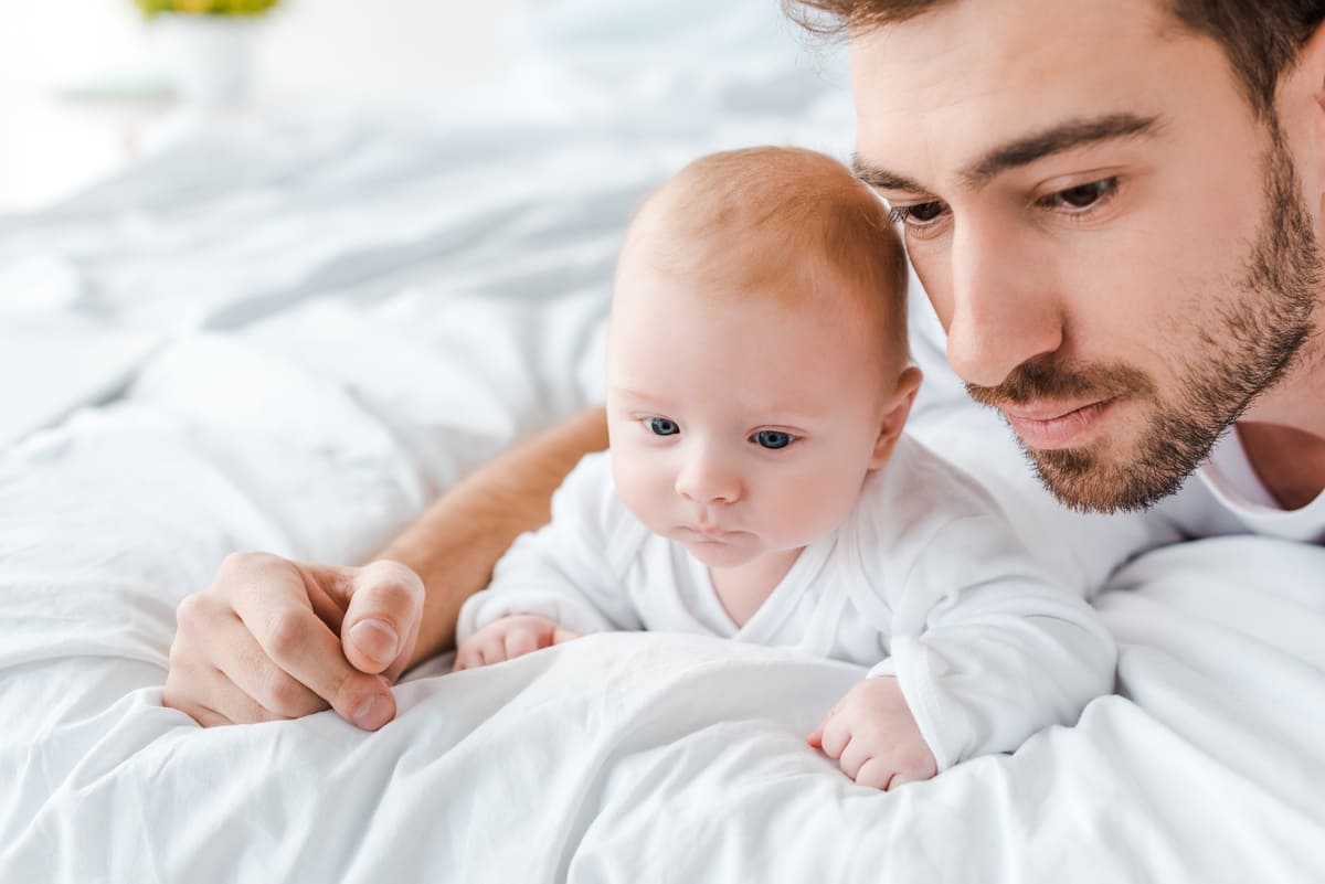 Suggerimenti per i neo-papà che non riescono a dormire