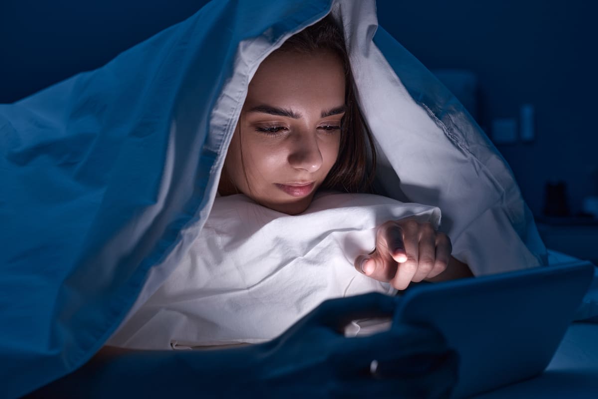 Esposizione alla luce artificiale e rischi per la salute durante il sonno